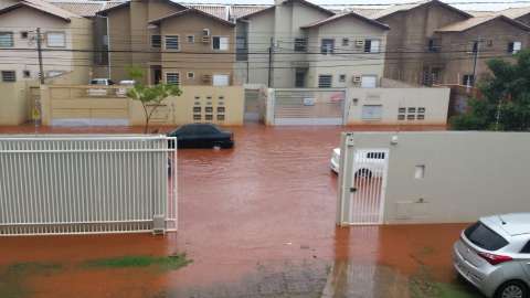 Chuva inunda rua e moradores reclamam de problema recorrente na Vila Nasser 