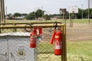 Extintores é parte de exigência dos Bombeiros e foi cumprida pela Prefeitura. (Foto: Marcos Ermínio)