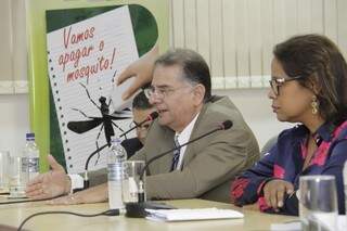 Secretário de Saúde Nelson Tavares e promotora Jaceguara assinaram protocolo de cooperação. (Foto:Allan Nantes)