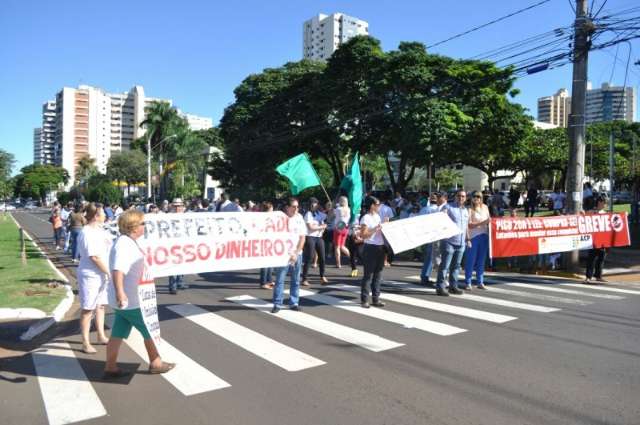 Professores em greve fecham Avenida Afonso Pena e fazem panelaço  