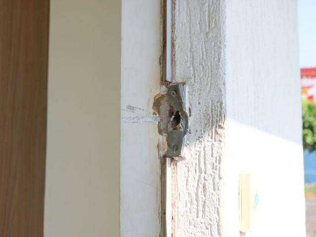 Foragido arromba porta de loja, &eacute; perseguido por vigia e acaba preso