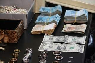 Parte do dinheiro recuperado pela Polícia. (Foto: Marcos Ermínio)