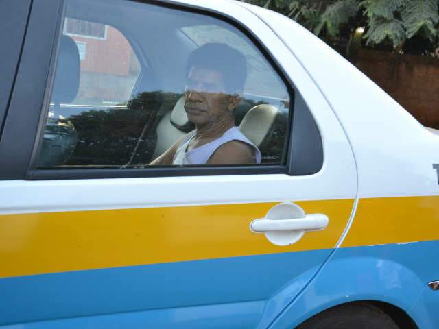  Homem cai de moto, irm&atilde;o sai para socorrer e &eacute; atingido por caminh&atilde;o