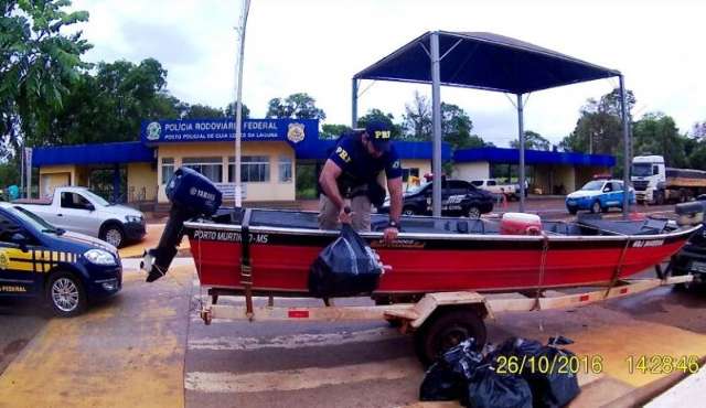 Policiais encontram 95 quilos de maconha em barco que era rebocado na BR-060