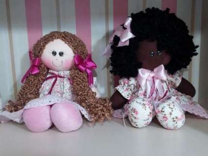 Câncer fez Jane trocar biscuit por bonecas para criança negra, índia e japonesa