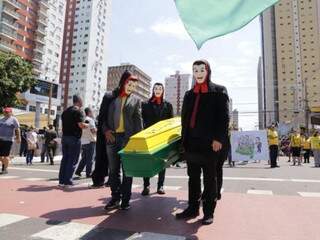 Homens de terno e mascarados simbolizavam ministros do STF (Foto: Kísie Ainoã)