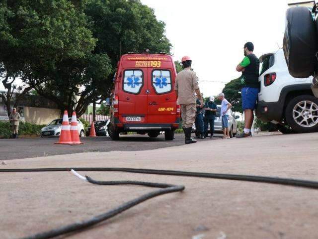 Mulher enrosca pescoço em fiação e é arremessada de motocicleta