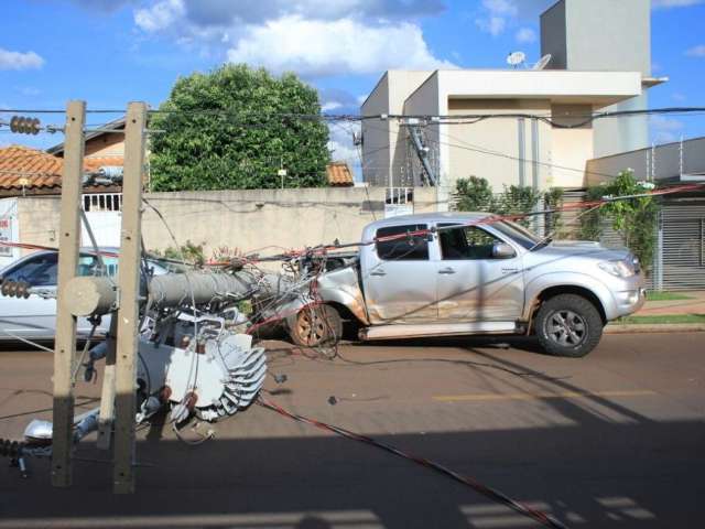 Camionete derruba poste depois de motorista em HB20 invadir preferencial