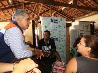 Governador Reinaldo Azambuja (de colete) conversando com desabrigados de Aquidauana (Foto: Aquivo/ Chico Ribeiro)