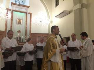 O padre Dirson durante a benção das cestas recheadas de canetas, colocadas em cestas pelos ministros (Foto: Naiane Mesquita)