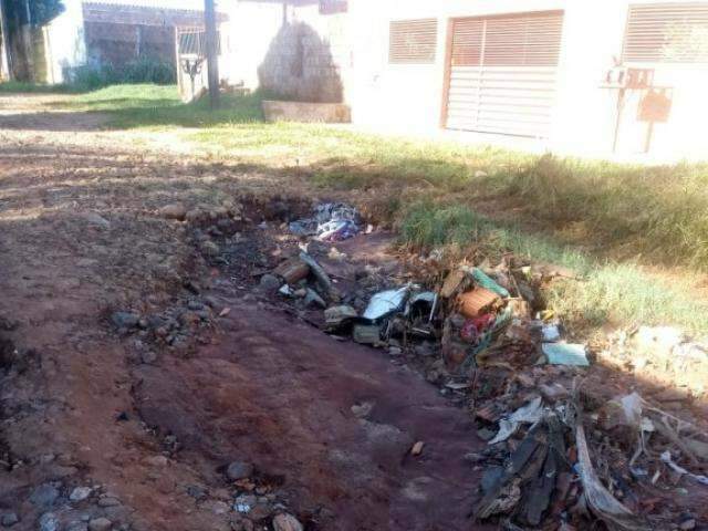 Moradores reclamam de &#039;buraqueira&#039; em rua evitada por carros no Lageado