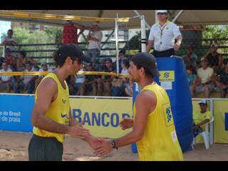 A dupla Neto e Carlos é uma das que avançaram para próxima fase do Circuito BB de Vôlei. (Foto: Álvaro Roberto)