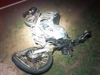 Motocicleta danificada após colisão com carreta na BR-163 (Foto: Tá na Mídia Naviraí)