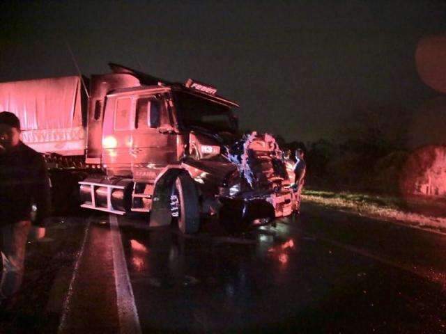 Carreta bate em 3 ve&iacute;culos durante interdi&ccedil;&atilde;o ap&oacute;s acidente com morte