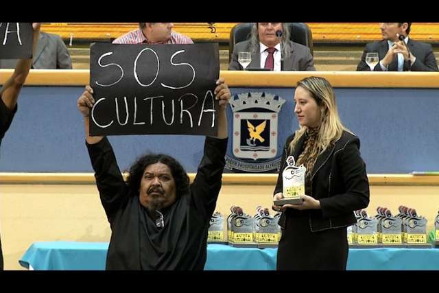 Artista rasga homenagem na C&acirc;mara em protesto e ato causa pol&ecirc;mica
