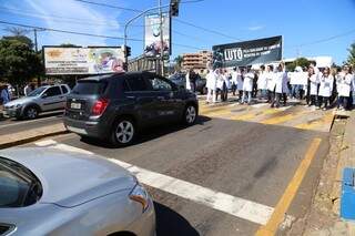 Durante protesto, acadêmicos alternaram as pistas fechadas para não prejudicar o trânsito (Foto: Fernando Antunes)
