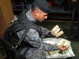 O dinheiro estava no interior de um travesseiro e também na bolsa levada pelo rapaz. (Foto: Adilson Domingos) 