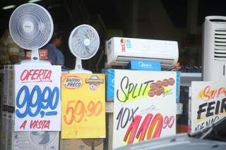Ventiladores, umidificador e ar condicionado, ficam expostos no Centro para chamar atenção dos consumidores. (Foto: Marcos Ermínio)
