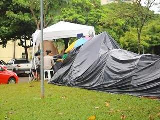 Debaixo de lona, concursados estão há 8 dias acampados na prefeitura