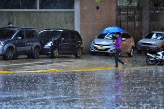 Chuva desta tarde em Dourados atingiu 27,2 milímetros até 15h e deve continuar até o fim de semana (Foto: Eliel Oliveira)