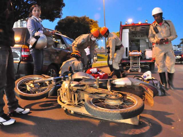  &Ocirc;nibus causa acidente na Afonso Pena e motorista vai embora
