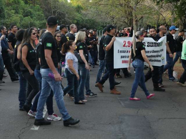 Agentes penitenci&aacute;rios &#039;fecham&#039; tr&acirc;nsito no Parque durante protesto