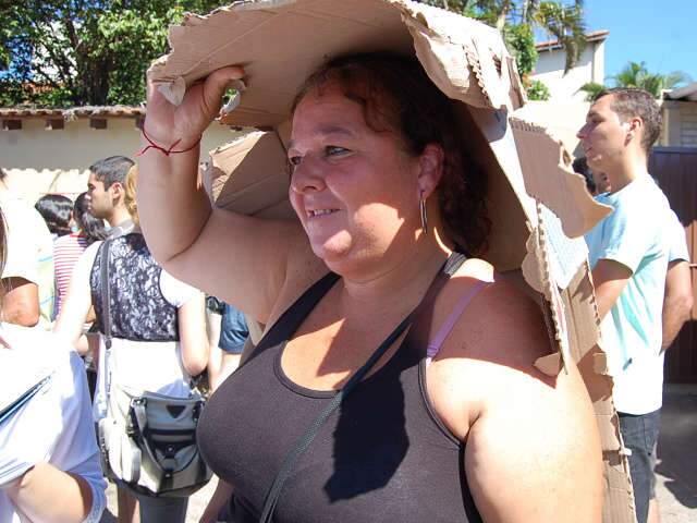  Popula&ccedil;&atilde;o enfrenta fila longa e sol quente para comprar ingresso da Expogrande