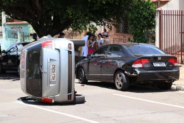 Mulher passa mal ao volante, bate em carro estacionado e tomba ve&iacute;culo