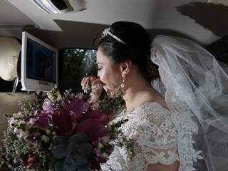 Noiva acompanha de dentro do carro todos os passos da cerimônia, antes mesmo dela entrar na igreja.