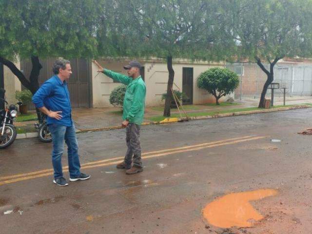 Chuva trava tapa-buraco e prefeito desabafa: &ldquo;asfalto est&aacute; em met&aacute;stase&rdquo;
