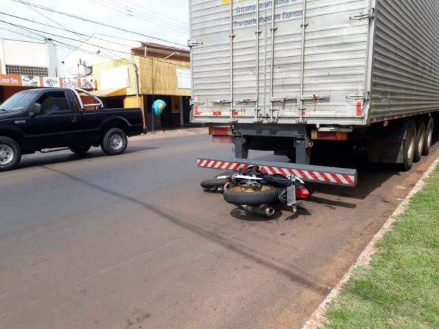 Jovem perde controle de moto e atinge caminhão estacionado 