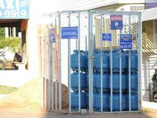 Botijões de gás de 13 quilos à venda em revendedora de Campo Grande (Foto: Paulo Francis)