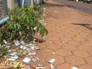 Santinhos foram deixados no chão na frente do Hospital Universitário. (Foto: Direto das Ruas).