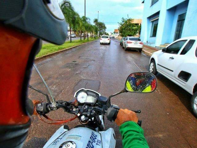 Movimento cai 70% e mototaxista aposta em aplicativo para vencer Uber
