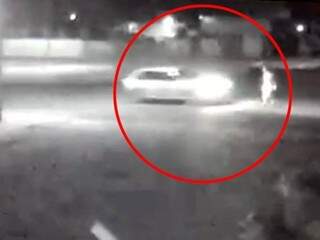 Pedestre atravessa a via, quando foi atropelado pelo carro (Foto: reprodução/vídeo)