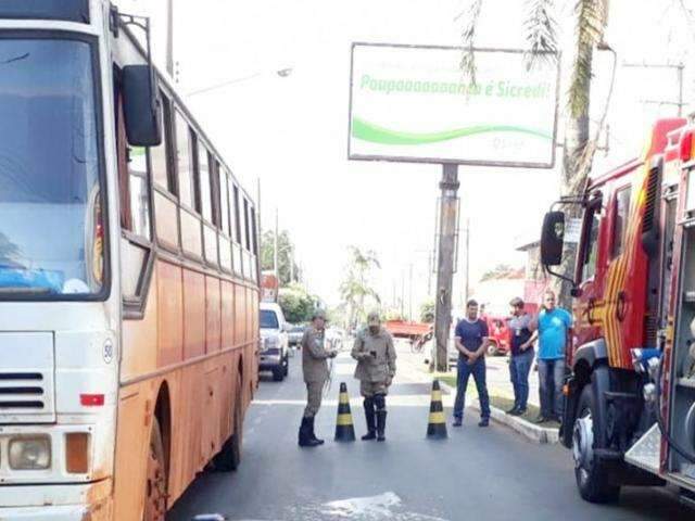 Ciclista de 52 anos morre depois de cair e parar debaixo de ônibus