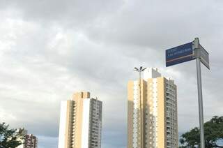 Em Campo Grande, o dia amanheceu com céu entre nuvens e previsão é de chuva (Foto: Alcides Neto)