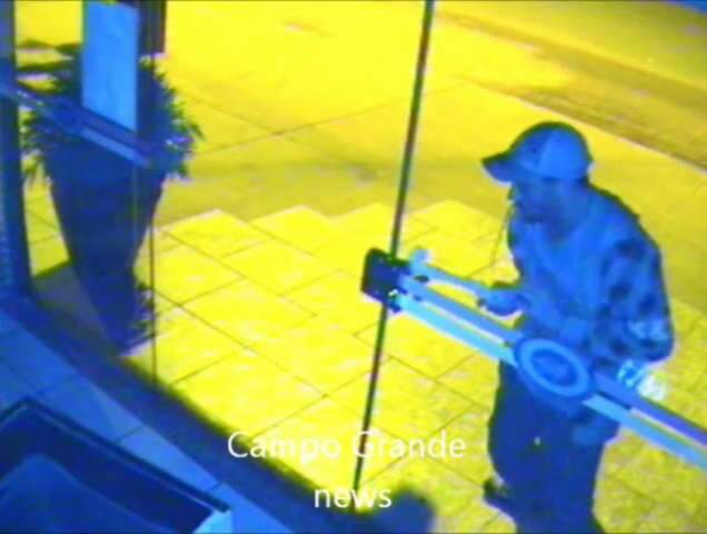  Preso &lsquo;especialista&rsquo; em driblar alarmes para cometer furtos; veja o v&iacute;deo