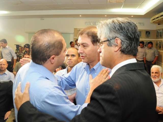 Durante posse de petista, Bernal e Mario Cesar sinalizam paz