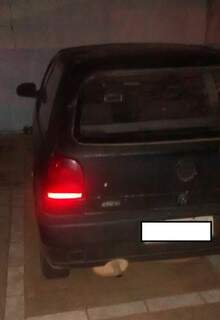 Veículo VW Gol de cor preta com placas do Paraná foi recuperado pela PM. (Foto: Divulgação/PMMS)
