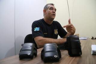 Amilton explica que cada tornozeleira em dois chips de operadora de celular e GPS. (Foto: Alcides Neto)