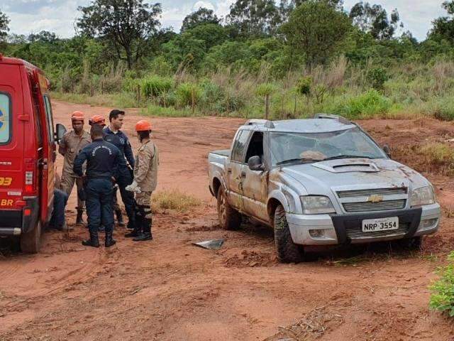 Motorista perde controle de direção de caminhonete e capota na MS-135