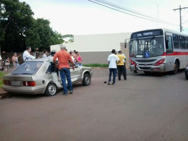 Coletivo bate em Escort em cruzamento no Novo Horizonte 