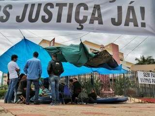 Manifestantes seguem em acampamento na frente do Fórum. (Foto: Fernando Antunes)