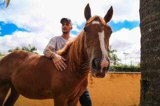 João tinha o sonho de criar um cavalo no quintal de casa e conseguiu realizar. (Foto: Alcides Neto)