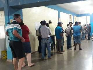 Escola Estadual Padre José Scampini os eleitores também enfrentaram fila devido a problemas na votação (Foto: Direto das Ruas)