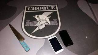 Facada usada no crimes e celulares que foram roubados (Foto: Divulgação)