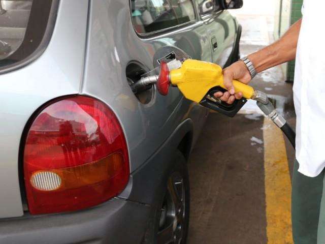 Pre&ccedil;o da gasolina volta a ficar abaixo dos R$ 4,10 em postos da Capital