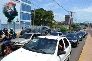 Congestionamento em frente à Uniderp, na Rua Ceará (Foto: Pedro Peralta)