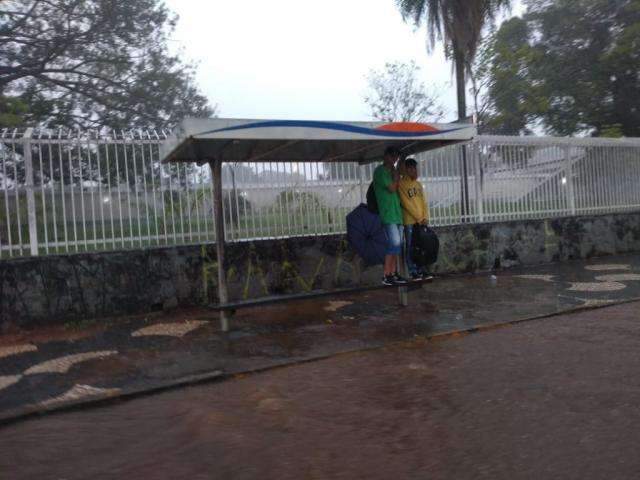 Em poucos minutos, chuva volta a provocar alagamentos